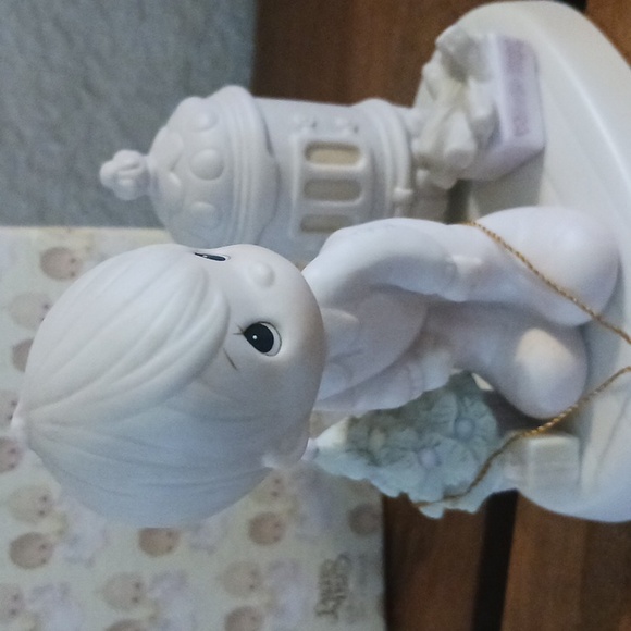 Precious Moments "May Your Christmas Be Warm" 1982 - Picture 3 of 5